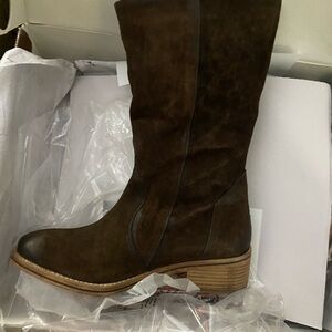 Woman’s boots fit is more like a size 6